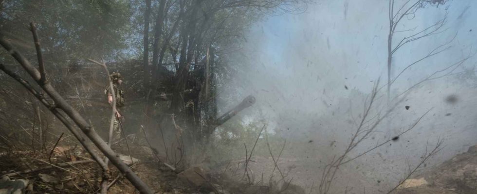 Lartillerie ukrainienne met les troupes russes dans les cordes a