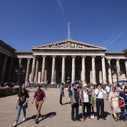 Le directeur du British Museum demissionne apres le vol dobjets