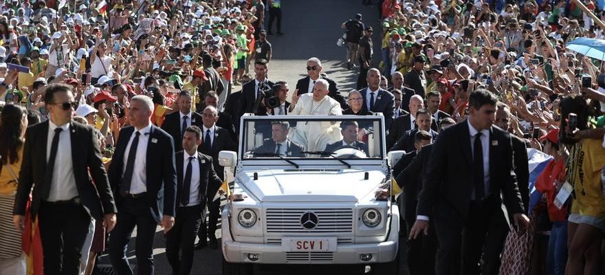 Le pape Francois rassemble plus de 800 000 personnes sur