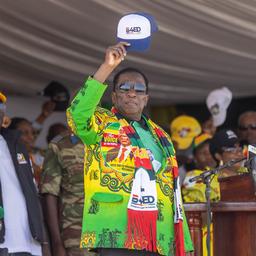 Le president du Zimbabwe reelu lors delections contestees A