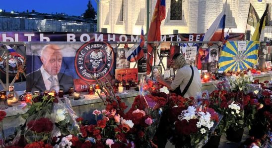 Les deputes russes deposent des fleurs sur la tombe de