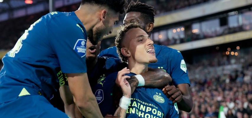 Noa Lang tire sur le PSV devant Feyenoord pour ses