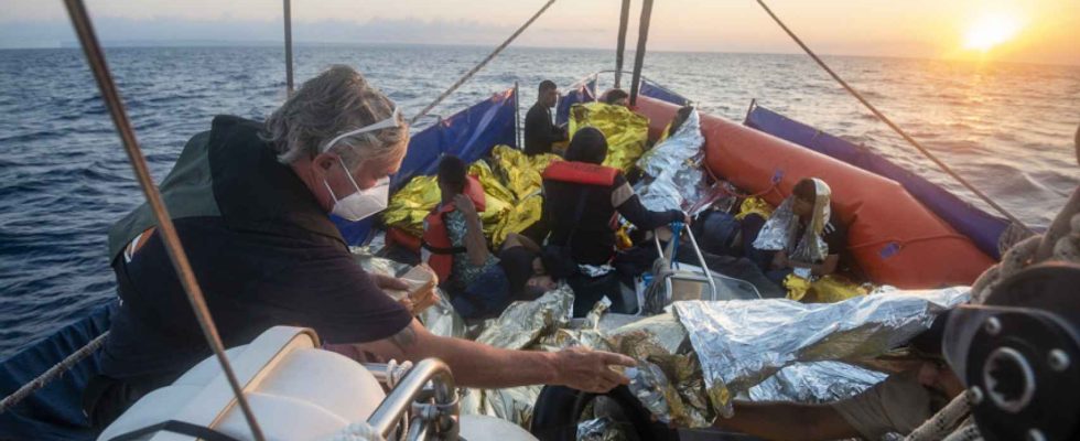 Pres de 4 000 immigrants saturent Lampedusa apres une nuit