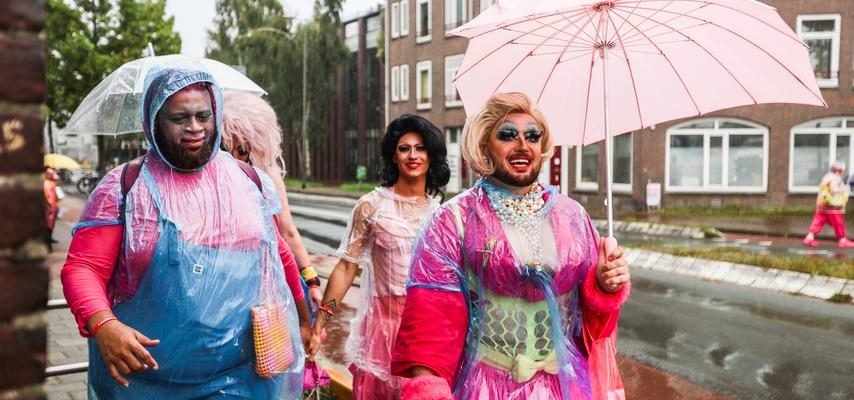 Pride transforme les canaux dAmsterdam en une fete arc en ciel