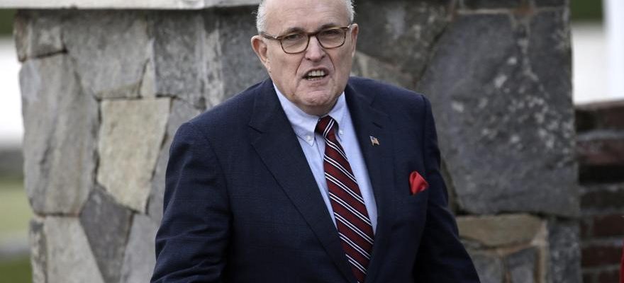 Rudy Giuliani accuse avec Trump se rend aux autorites