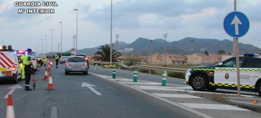 Un jeune homme qui voyageait dans le coffre dune voiture