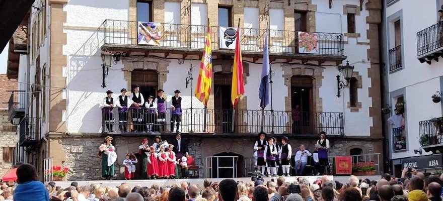 Un millier de personnes celebrent la tradition de la Journee