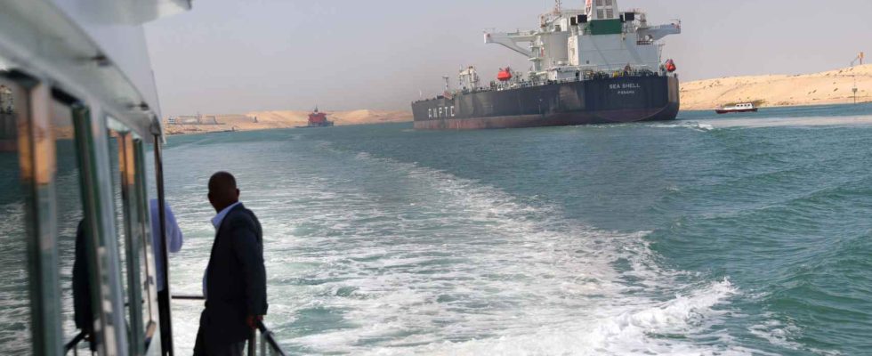Un remorqueur coule dans le canal de Suez apres etre