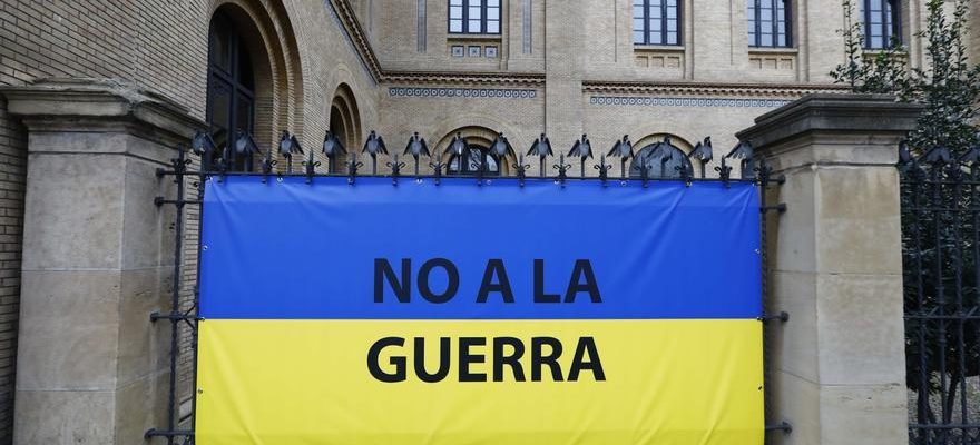 Une chaine humaine sur la Plaza del Pilar celebrera le