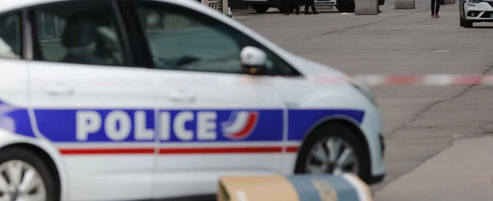 viole et empale une femme avec un balai en France