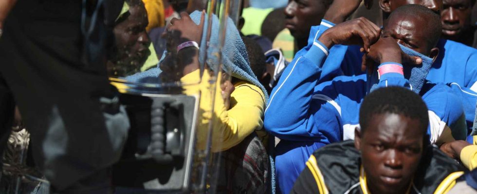 Chaos et tension sur lile de Lampedusa apres larrivee de