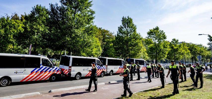 Des militants pour le climat bloquent lA12 a La Haye