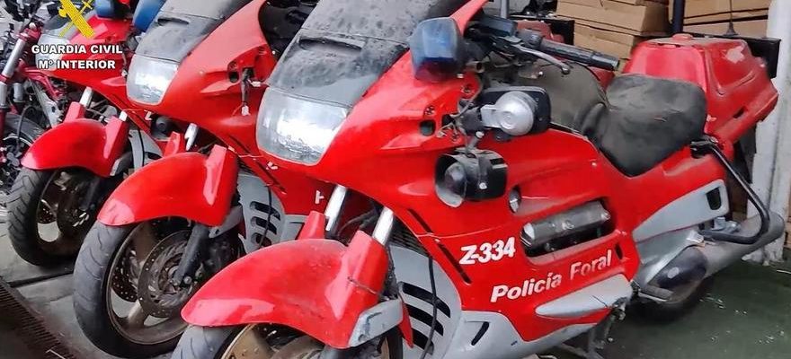 Des motos de la Poste et de la Police Forale