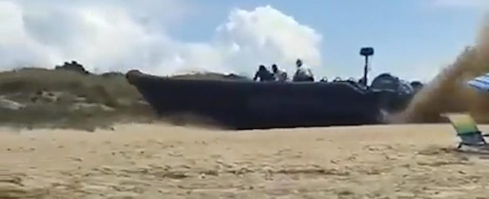 Des suspects naviguent sur la plage pendant une fuite des