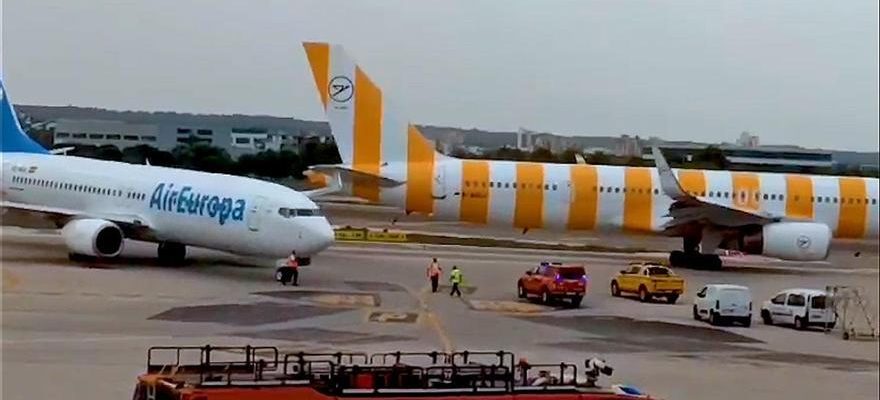 Deux avions entrent en collision sur la piste de laeroport