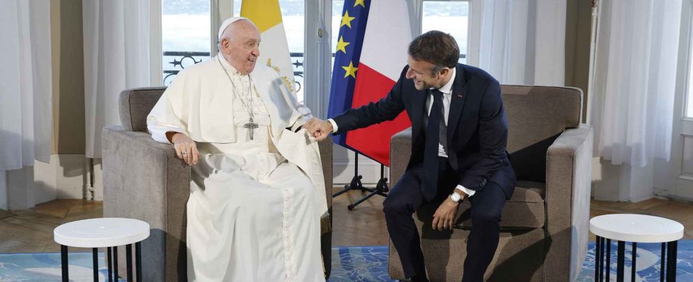 Emmanuel Macron assiste a la messe du pape malgre les