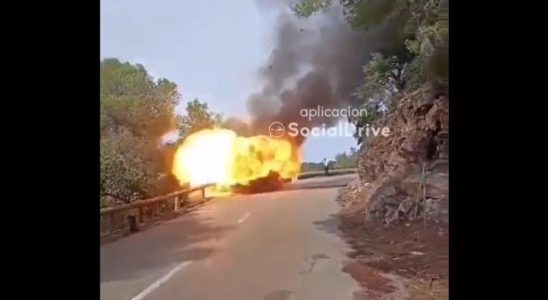 Incendie et explosion dune camionnette sur la route a Majorque