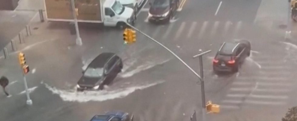 Inondations a New York des stations de metro inondees