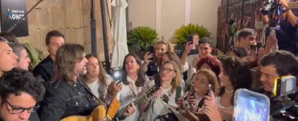 Juanes chante devant son public dans la rue de Merida