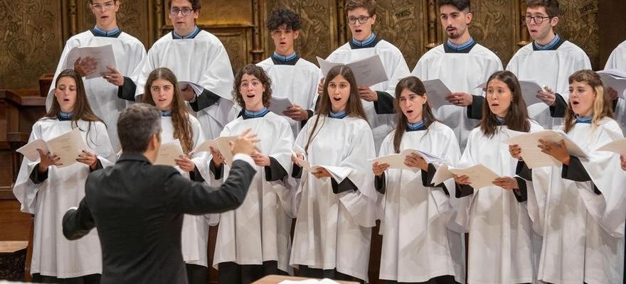 LEscolania de Montserrat presente son choeur mixte et rompt avec