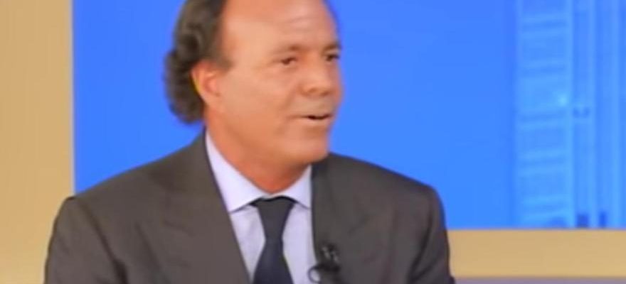 Le baiser sans consentement de Julio Iglesias a un presentateur