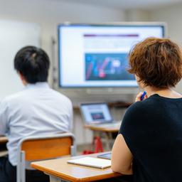 Le nombre detudiants internationaux qui continuent a travailler ici apres