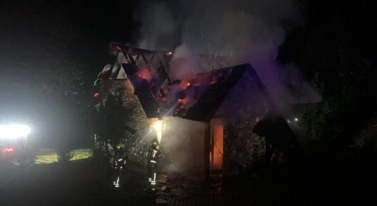 Les pompiers eteignent un incendie dans une maison a Espierba