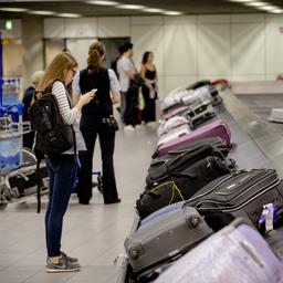 Les porteurs de bagages a Schiphol effectuent encore un travail
