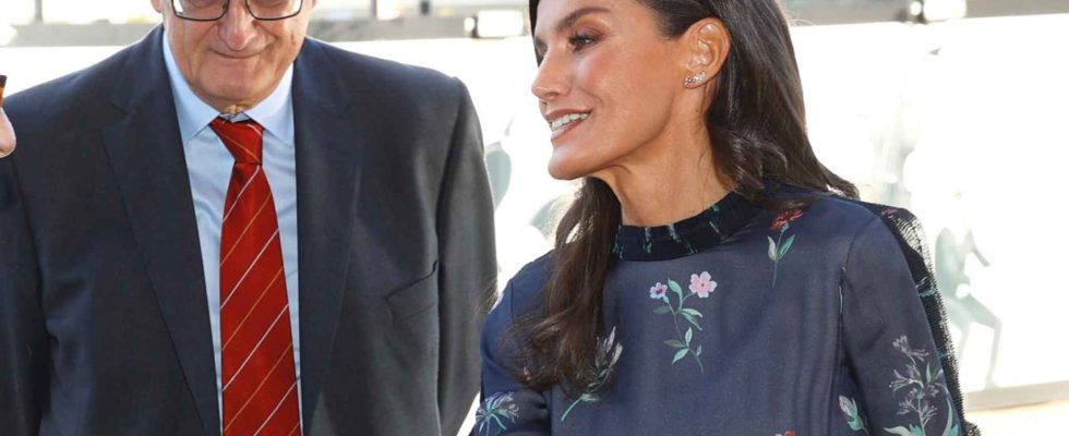 Letizia anticipe lautomne et renouvelle sa passion pour le plisse