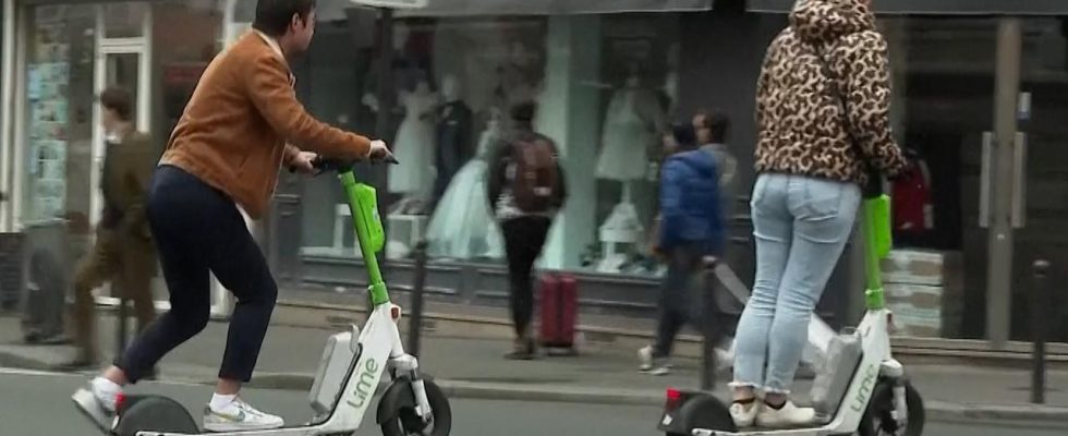Paris en a marre des touristes importuns les scooters