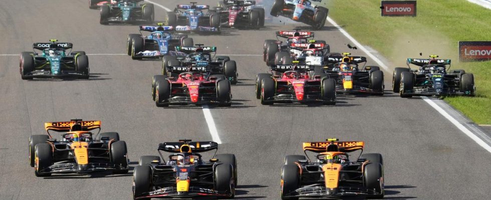 Superior Verstappen gagne au Japon et remporte le titre des