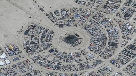 Un mort a Burning Man detrempe par la pluie —