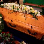 Une femme agee ressuscitee dans les pompes funebres