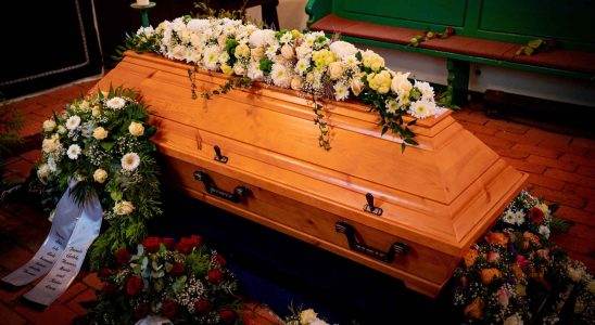 Une femme agee ressuscitee dans les pompes funebres