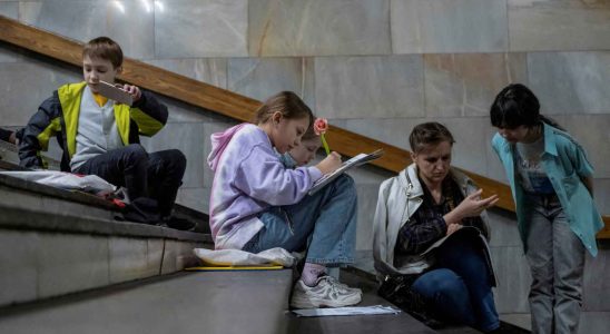 des enfants etudient sous les bombes russes dans des salles
