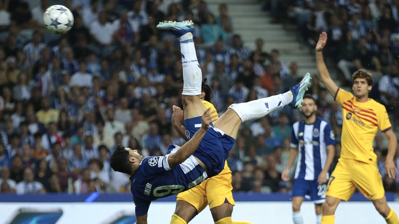 Beeld uit video: Prachtige omhaal van Porto-speler wordt afgekeurd tegen FC Barcelona