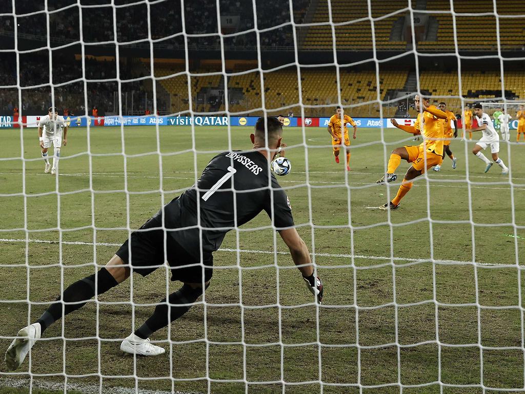 1697499265 455 Van Dijk avec un penalty qui vaut de lor pour