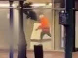 Omstander filmt schutter in Brussel