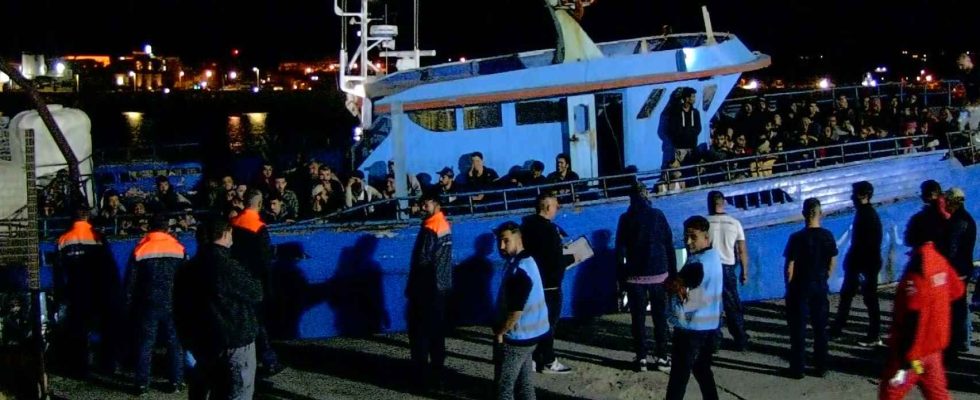 347 migrants arrivent a Lampedusa apres avoir traverse la Mediterranee