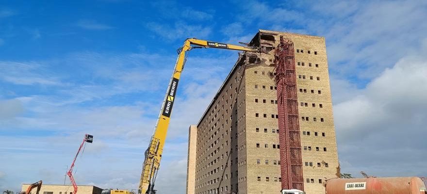 EN IMAGES Debut de la demolition du dernier batiment