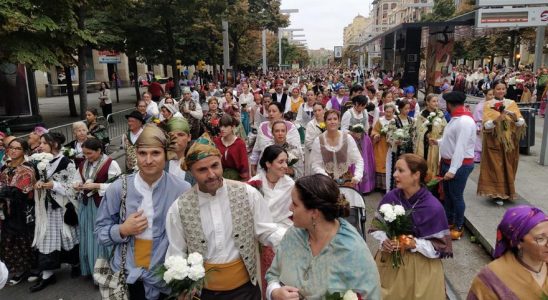 En images LOffrande de Fleurs a la Vierge du