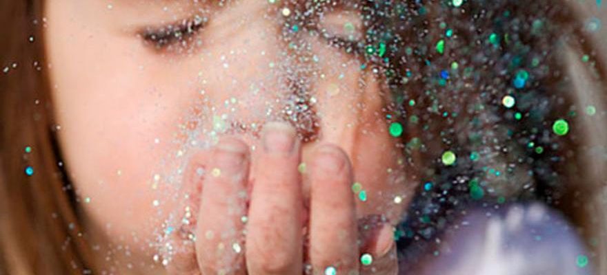 LUE interdit les paillettes les perles exfoliantes et autres microplastiques