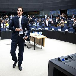 Le Parlement europeen maintient Hoekstra en haleine et pose des