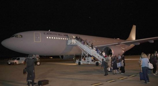 Le deuxieme avion avec 220 personnes evacuees dIsrael atterrit a