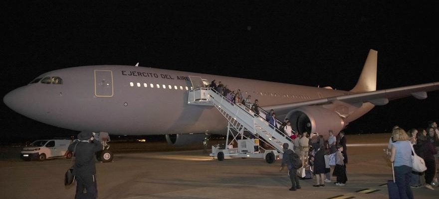 Le deuxieme avion avec 220 personnes evacuees dIsrael atterrit a