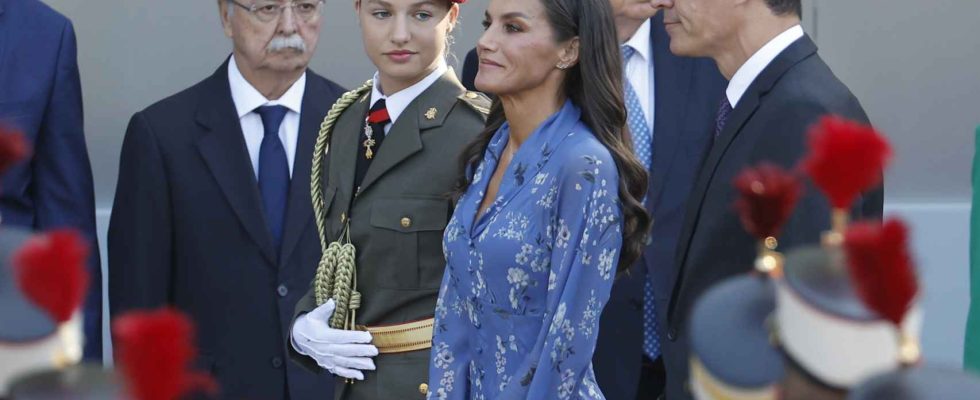 Letizia choisit une discrete robe bleue a fleurs pour laisser