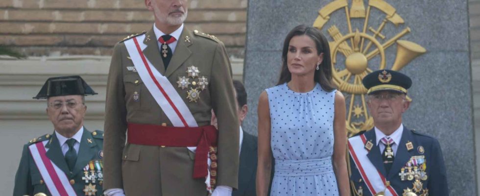 Letizia shabille en fiere mere sauvant sa robe espagnole a