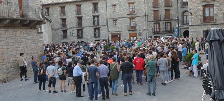 Minute de silence a Boltana pour lassassinat du fils dun