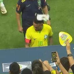 Neymar recoit un sac de pop corn touche a la tete