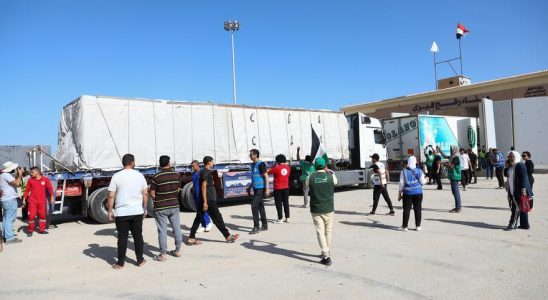 Plusieurs camions transportant de laide humanitaire entrent a Gaza par